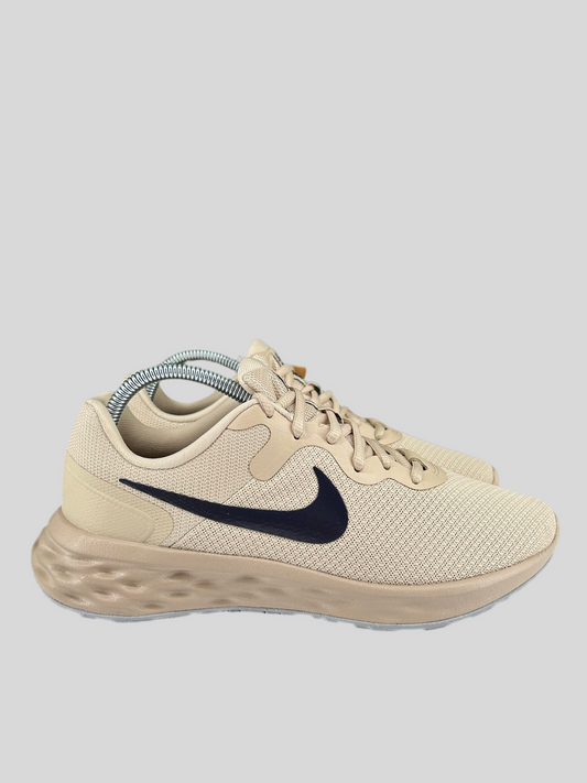 Size 7.5 men- Nike Revolution 6