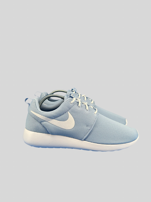 Multiple Sizes- Nike Roshe One sneakers